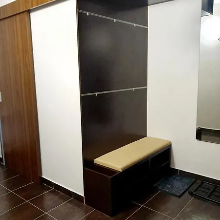 アパート 27, Kamzik ドノヴァリ