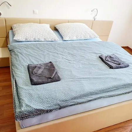 アパート 27, Kamzik ドノヴァリ